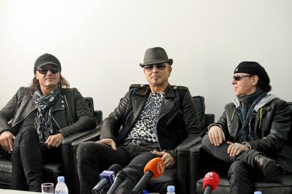 Участники немецкой музыкальной группы `Scorpions`: (слева направо) Маттиас Ябс, Рудольф Генрих Шенкер и Клаус Майне.