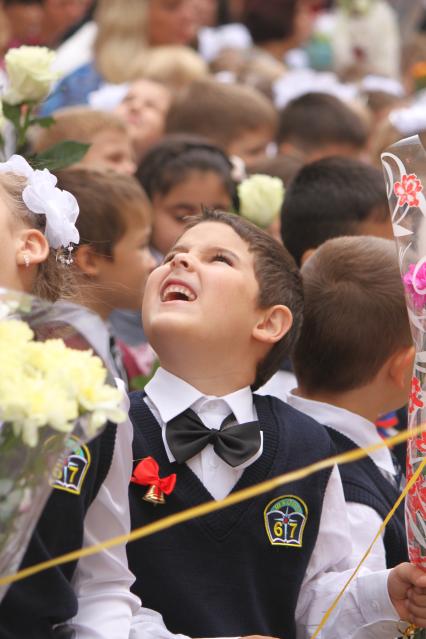 Школьник на утренней школьной линейке в день знаний.