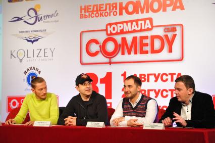 Golden Palace. Презентация Фестиваля `Неделя Высокого Юмора от Comedy Club`. На снимке (слева направо): ведущий и резидент Comedy Club Павел Воля, художественный руководитель и ведущий Comedy Club Гарик Мартиросян, резидент Comedy Club, креативный продюсер Фестиваля `Неделя Высокого Юмора от Comedy Club` Демис Карибидис   и генеральный директор Центра событий Kolizey Левон Бакунц.