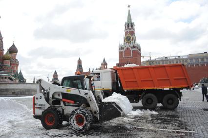 Красная площадь. На снимке: снегоуборочная техника.