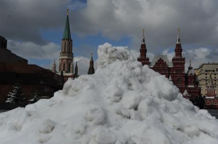 Снег в Москве. Красная площадь. На снимке: сугроб.