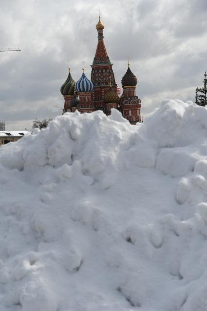 Снег в Москве. Красная площадь. Храм Василия Блаженного. На снимке: сугроб.