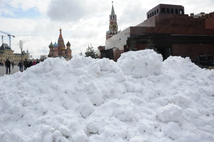 Снег в Москве. Красная площадь. На снимке: сугроб у мавзолея Ленина.