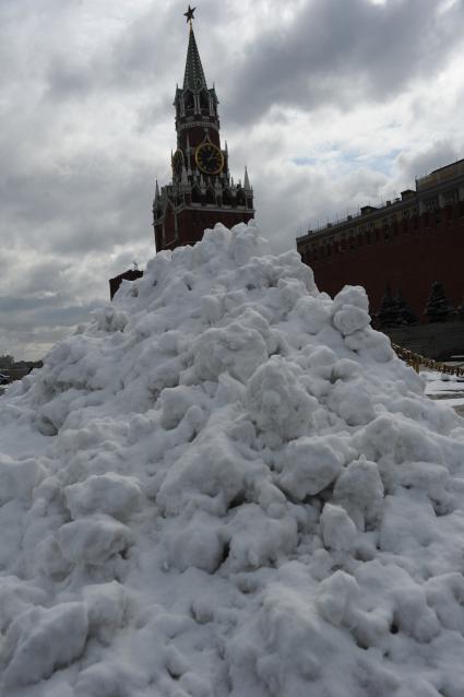 Снег в Москве. Красная площадь. На снимке: сугроб у мавзолея Ленина.