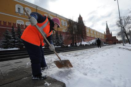 Снег в Москве. На снимке: дворники убирают снег у Кремлевской стены.