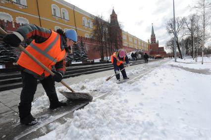 Снег в Москве. На снимке: дворники убирают снег у Кремлевской стены.