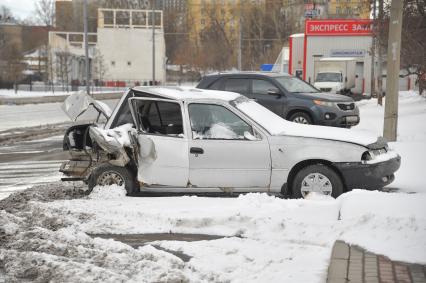 Разбитый автомобиль Daewoo Nexia.