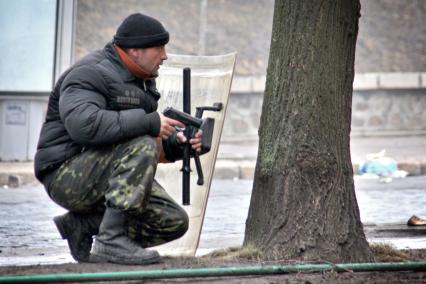 Протестующий с оружием в руках.