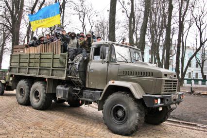 Протестующие в кузове грузового военного автомобиля.