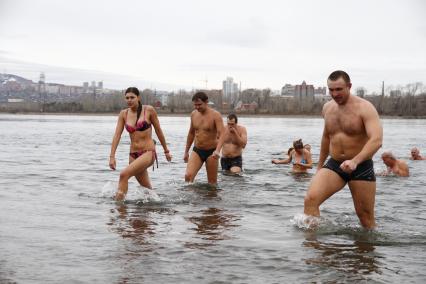 Красноярские `моржи` открывают купальный сезон в марте.