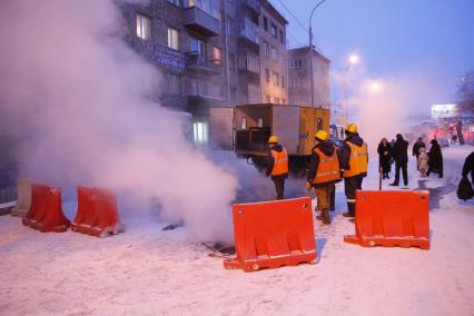 Коммунальные службы работают на аварийном участке.