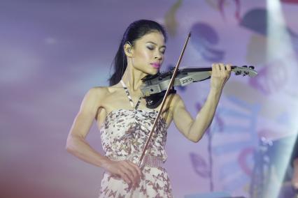 Скрипачка Ванесса Мэй на концерте.