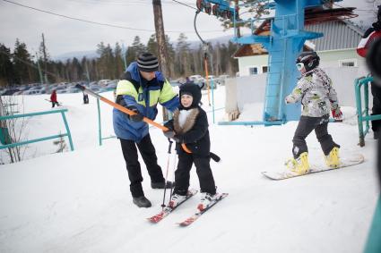 Закрытие горнолыжного сезона на горе Ежовая в Свердловской области. Ребенок на трассе.