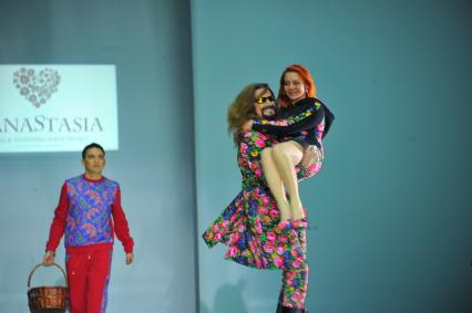 Гостиный двор. Неделя моды в Москве `Volvo Fashion Week Moscow`. Показ YanaStasia. На снимке:  певец Никита Джигурда и его супруга фигуристка Марина Анисина.