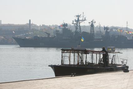 Виды Севастополя. На снимке: большой противолодочный корабль `Сметливый`.