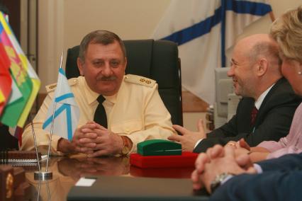 Командующий Черноморским Флотом РФ Александр Клецков (слева) и председатель Московской городской думы Владимир Платонов.