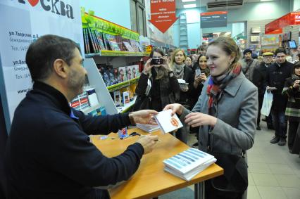 Писатель, драматург Евгений Гришковец провел автограф-сессию, посвященную выходу новой книги `Боль` в книжном магазине `Москва`.