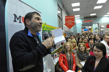 Писатель, драматург Евгений Гришковец провел автограф-сессию, посвященную выходу новой книги `Боль` в книжном магазине `Москва`.