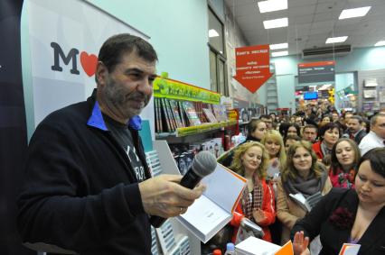 Писатель, драматург Евгений Гришковец провел автограф-сессию, посвященную выходу новой книги `Боль` в книжном магазине `Москва`.