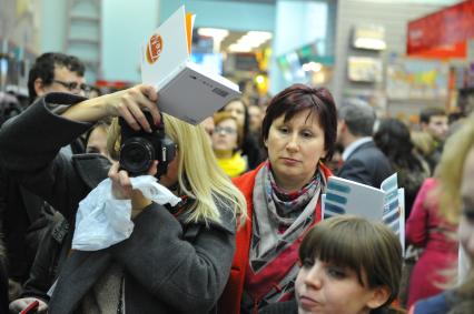 Автограф-сессия писателя, драматурга Евгения Гришковца, посвященная выходу новой книги `Боль` в книжном магазине `Москва`.