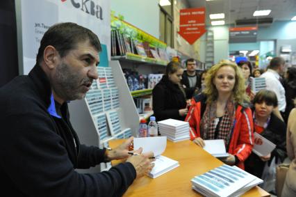 Писатель, драматург Евгений Гришковец провел автограф-сессию, посвященную выходу новой книги `Боль` в книжном магазине `Москва`.