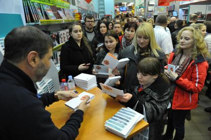 Писатель, драматург Евгений Гришковец провел автограф-сессию, посвященную выходу новой книги `Боль` в книжном магазине `Москва`.