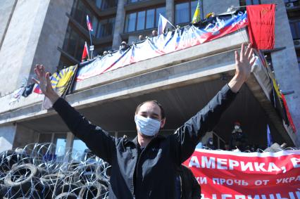 Ситуация в Донецке. Здание Донецкой областной администрации, захваченное противниками новой власти. На снимке: активист в медицинской маске.