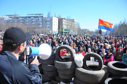 Ситуация в Донецке. Здание Донецкой областной администрации, захваченное противниками новой власти. На снимке: активист с мегафоном у баррикад.