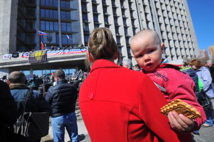 Ситуация в Донецке. Здание Донецкой областной администрации, захваченное противниками новой власти. На снимке: женщина с ребенком.