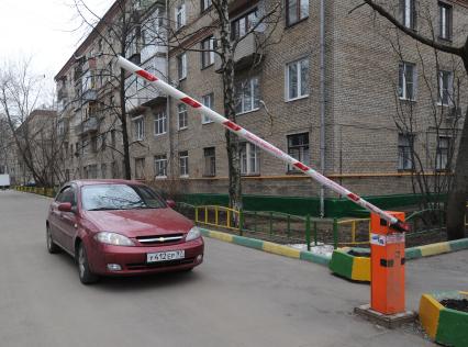 Шлагбаум во дворе Савеловского района.