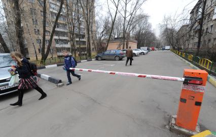 Шлагбаум во дворе Савеловского района. На снимке: автомобили стоят на парковочных местах.