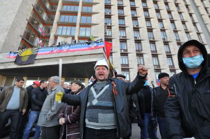 Ситуация в Донецке. Здание Донецкой областной администрации, захваченное противниками новой власти. На снимке: активисты у здания.