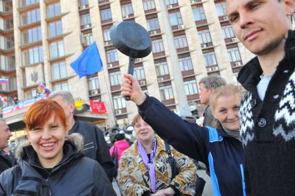 Ситуация в Донецке. Здание Донецкой областной администрации, захваченное противниками новой власти. На снимке: активистка держит сковороду.