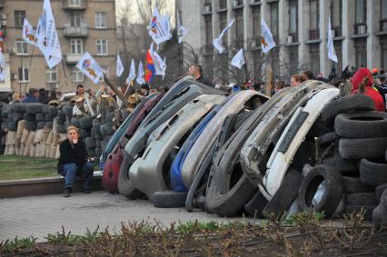 Ситуация в Донецке. Здание Донецкой областной администрации, захваченное противниками новой власти. На снимке: баррикады из покрышек и кузовов автомобилей.