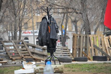 Ситуация в Донецке. На снимке: вешалка с вещами у здания Донецкой областной администрации, захваченного противниками новой власти.