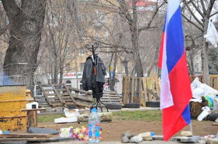 Ситуация в Донецке. На снимке: вешалка с вещами у здания Донецкой областной администрации, захваченного противниками новой власти.