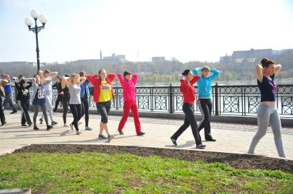 Донецк. На снимке: школьницы во время занятия физкультурой на открытом воздухе.