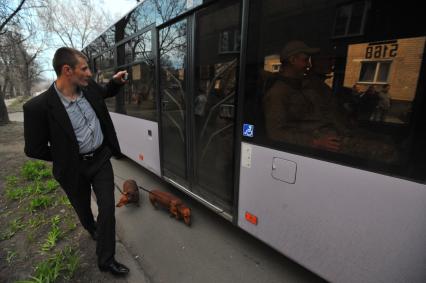 Ситуация в Донецке. У военкомата местные жители перекрыли дорогу автобусу с украинскими номерами, в котором находились военные с оружием без  опознавательных знаков.