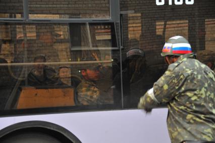 Ситуация в Донецке. У военкомата местные жители перекрыли дорогу автобусу с украинскими номерами, в котором находились военные с оружием без  опознавательных знаков.