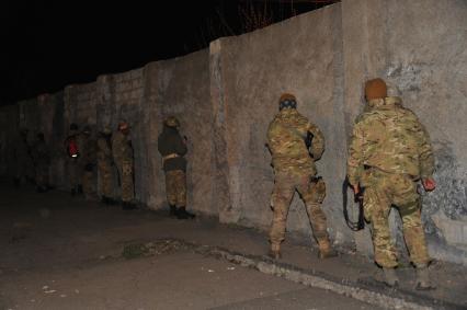 Ситуация в Донецке. У военкомата местные жители перекрыли дорогу автобусу с украинскими номерами, в котором находились военные с оружием без  опознавательных знаков. На снимке: военные, выведенные из автобуса на территории военкомата.