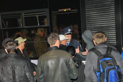 Ситуация в Донецке. У военкомата местные жители перекрыли дорогу автобусу с украинскими номерами, в котором находились военные с оружием без опознавательных знаков.