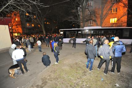 Ситуация в Донецке. У военкомата местные жители перекрыли дорогу автобусу с украинскими номерами, в котором находились военные с оружием без опознавательных знаков.