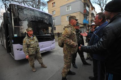 Ситуация в Донецке. У военкомата местные жители перекрыли дорогу автобусу с украинскими номерами, в котором находились военные с оружием без  опознавательных знаков.