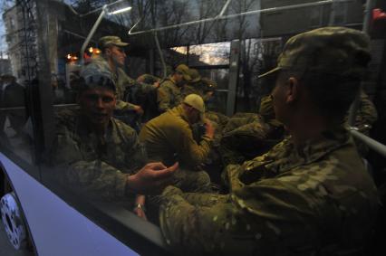 Ситуация в Донецке. У военкомата местные жители перекрыли дорогу автобусу с украинскими номерами, в котором находились военные с оружием без  опознавательных знаков.