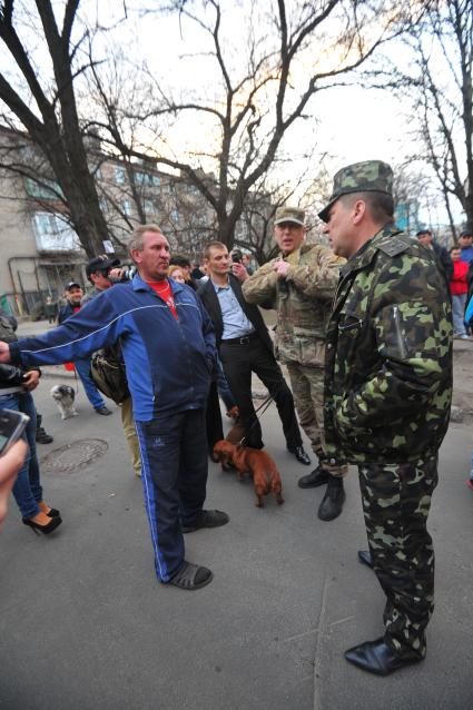 Ситуация в Донецке. У военкомата местные жители перекрыли дорогу автобусу с украинскими номерами, в котором находились военные с оружием без  опознавательных знаков.