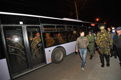 Ситуация в Донецке. У военкомата местные жители перекрыли дорогу автобусу с украинскими номерами, в котором находились военные с оружием без  опознавательных знаков.