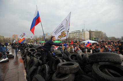 Ситуация в Донецке. Истекают 48 часов, отведенные протестующим на урегулирование ситуации. На снимке: активисты на баррикадах у захваченного здания Донецкой областной администрации.