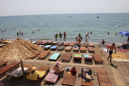 Отдых в Крыму. На снимке: отдыхающие на пляже.