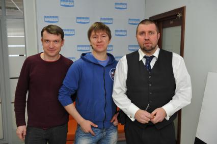 ИД `Комсомольская правда`. На снимке: корреспондент КП Зюзяев Александр, основатель проекта `LinguaLeo` Айнур Абдулнасыров И бизнесмен и популярный блогер Дмитрий Потапенко.