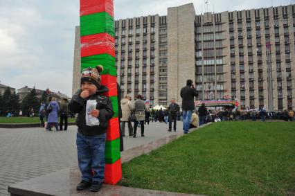 Ситуация в Донецке. Истекают 48 часов, отведенные протестующим на урегулирование ситуации. На снимке: ребенок стоит у столба, стилизованного под пограничный у здания Донецкой областной администрации, захваченного противниками новой власти.